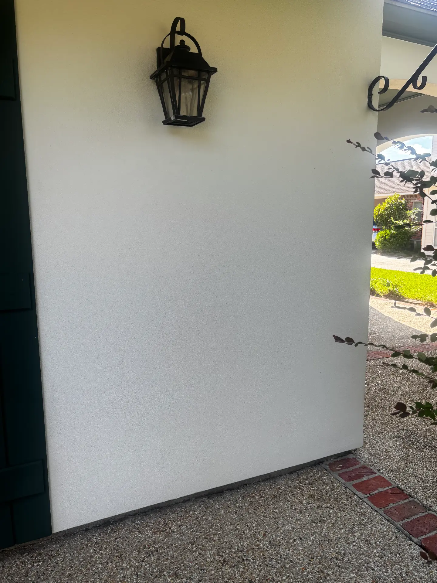 Stucco entrance wall by the lantern after cleaning