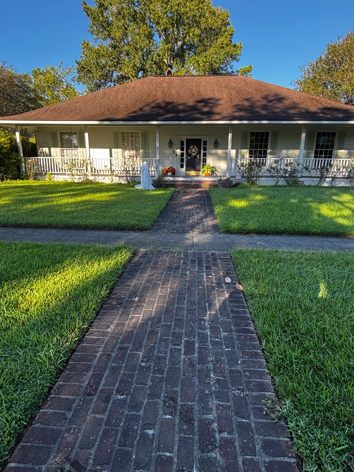 Front of house with brick walkway before cleaning